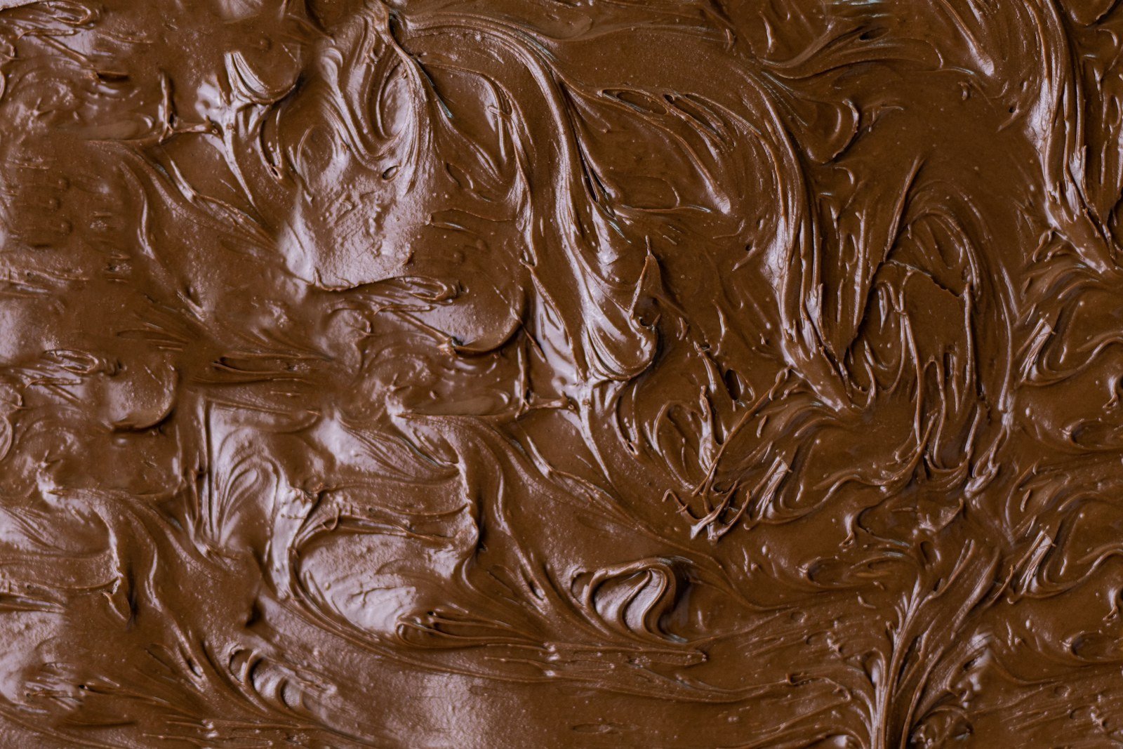 Smooth cocoa liquor and chocolate paste texture for confectionery production